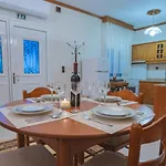 Semesterbostad Rustic House *